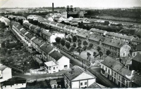 Vue d'ensemble de la cité ouvrière et des bâtiments industriels auxquels elle se rattache. (Photographie ancienne. Référence : FRAD055_NUM_050NUM0001_Bouligny05 - © Archives départementales de la Meuse)