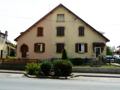 La maison jumelée de type "chalet" contient deux logements de taille différente, ce que révèlent les ravalements contemporains. (Photographie Elise Pagel-Prévoteau / LHAC / ENSA-Nancy - © URCAUE Lorraine)