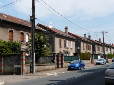 A l'extrémité est de la rue de la Libération, les maisons jumelées des contremaîtres sont plus confortables et disposent de jardins sur rue. (Photographie Elise Pagel-Prévoteau / LHAC / ENSA-Nancy - © URCAUE Lorraine)