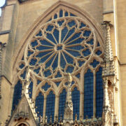 Jaune comme la rosace de la cathédrale Saint-Etienne de Metz élevée en pierre de Jaumont. Cliché J.-P Husson