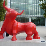 Rouge comme le taureau de bronze de Gé Pélinni placé à l’entrée du Palais des Congrès de Nancy. Cliché J.-P. Husson