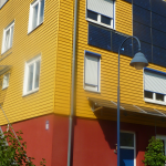 L’éco quartier Vauban à Fribourg-en-Bresgau (Bade). Ce quartier sert de référence, de modèle d’aménagement. Il fut précurseur dans l’introduction des circulations douces, avec la présence du végétal et de l’eau dans le quartier, la conception de maisons économes puis passives. A tout cela, il faut ajouter la dimension colorée et joyeuse du site (cliché J.-P. H)