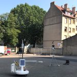 Station météorologique et station de confort dans la cour d'école vers 9h30.
