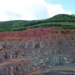 Carrière de trapp de Raon-l'Etape (Grés permien des Couches de Saint-Dié discordant sur le socle volcanique des Vosges septentrionales).