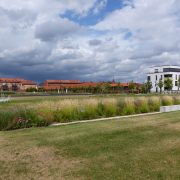 L’ancien quartier Estienne-Foch abritait les Forces Françaises en Allemagne (FFA) à Landau (Allemagne). Il a fait l’objet d’un important projet de conversion en écoquartier avec la préservation et la valorisation de plusieurs casernements et l’intégration de nouveaux ensembles résidentiels. Le quartier est devenu un modèle d’urbanisme qui a permis d’enrayer la contraction urbaine suite à la démilitarisation. Cliché : Anne Mathis