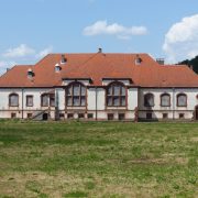 À Bitche le casernement du quartier Teyssier-Jouart abritait le 4eme Régiment des Cuirassiers dissout en 1997. Délaissé, le casernement est devenu une friche militaire. Bien que les casernements soient murés afin d’éviter urbex et squattisation des lieux, l’espace du quartier militaire est ouvert aux visiteurs et entretenu par les services municipaux. Le casernement est en phase transitoire. Les projets de reconquête urbaine et notamment celui d’établir un écoquartier peinent à se structurer. Cliché : Anne Mathis