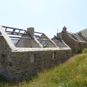 Le camp des Fourches (2266 m d’altitude), casernement de montagne, dans la haute vallée de la Tinée (massif du Mercantour) est entré en service en 1910 et a été modernisé durant l’entre-deux-guerres. Ce petit hameau militaire d’altitude se composait de vingt-six bâtiments destinés à héberger 4 compagnies de chasseurs alpins. Délaissés par l’armée, le casernement s’est progressivement enruiné. En 1988, le Conseil Général des Alpes-Maritimes devenu propriétaire des lieux a défini un premier projet de valorisation du site qui n’a pas abouti. Le site est fréquenté par les touristes et il est le point de départ de randonnée. Aussi depuis 2019, la ruine est entretenue et des travaux de sécurisation ont été réalisés préservant les vestiges maçonnés. Cliché : Anne Mathis