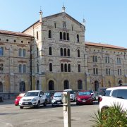 L’ancienne « Caserma Santa Marta » (Vérone-Italie) était un immense complexe d'architecture militaire, utilisé à l'origine pour la production et le stockage de pain, de céréales et des rations pour l'armée. Construite à l’époque autrichienne (entre 1863 et 1865) dans le vaste interstice urbain des anciens remparts, à proximité de la gare de marchandises, la caserne a été utilisée par l’armée autrichienne puis italienne. Cette plateforme logistique répondait aux besoins de la ville militaire Vérone qui était alors la plus importante d'Italie. L’infrastructure est délaissée dans les années 1990, elle est aujourd’hui réhabilitée et des activités universitaires se sont substituées à l’armée. Les architectes chargés du projet ont veillé à conserver l’esthétique militaire autrichien, marque de l’importante place militaire. Cette démarche a été décorée par une médaille d'or pour l'architecture italienne à la Triennale de Milan en 2015. Les travaux se poursuivent encore aujourd’hui avec la réhabilitation de deux casernements. Cliché : Anne Mathis.