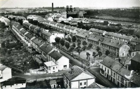 Vue d'ensemble de la cité ouvrière et des bâtiments industriels auxquels elle se rattache. (Photographie ancienne. Référence : FRAD055_NUM_050NUM0001_Bouligny05 - © Archives départementales de la Meuse)