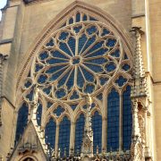 Jaune comme la rosace de la cathédrale Saint-Etienne de Metz élevée en pierre de Jaumont. Cliché J.-P Husson