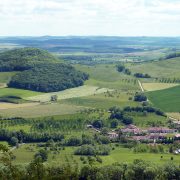 Vert comme le paysage panoramique du Saintois, avec la calotte du bois d’Anon prise depuis la proue méridionale de Sion, à proximité de la lanterne des Morts. Cliché J.-P. Husson