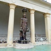 Bleu-vert comme les eaux karstiques qui sourdent de la fontaine de Mauvages (55). Cliché J.-P. Husson