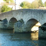Bleu comme l’eau de la Mortagne qui flue sous les arches du pont médiéval de Magnières. Cliché J.-P. Husson