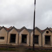 Gris comme les vieilles usines textiles, avec ici Fraize et ses alignements atypiques de toits aux sheds symétriques. Cliché J.P. Husson