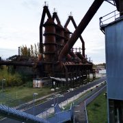 Gris comme le monumental haut fourneau U4 d’Uckange, classé, protégé, revenu à la vie par l’événementiel et son décor de jardin. Cliché J.-P. Husson