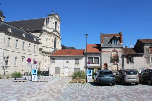 Marqueurs de déterritorialisation et de reterritorialisation depuis le parc de stationnement Pierre Adt (ex-friche de la SUTE) au pied de l’Abbaye des Prémontrés