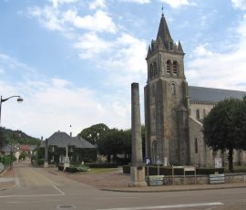 L’église Sainte-Amélie avec le monument des fusillés à Dun-les-Places (E. Chiffre, 2022)