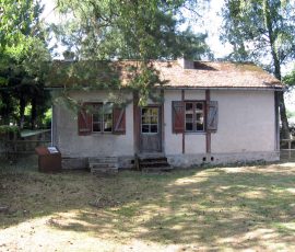 Baraque de logement d’urgence à Dun-les-Places, inscrite aux Monuments historiques (E. Chiffre, 2023)