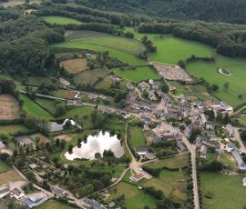 Vue aérienne de Planchez montrant la reconstruction du village (A. Humbert, 2015)
